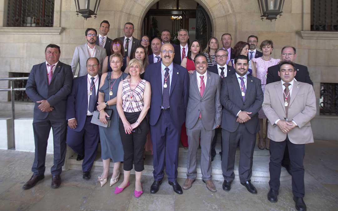 Foto de grupo de los 25 diputados que han tomado posesión de su acta este lunes con el presidente, Manuel Rando, en el medio. Foto: DPT