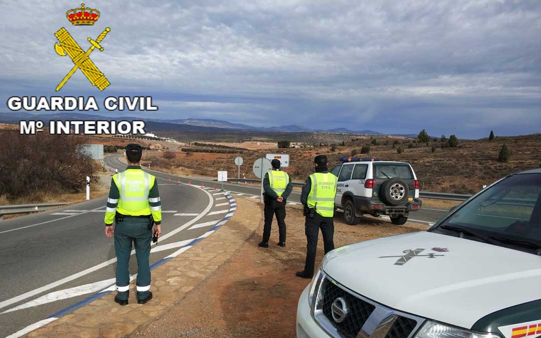 La Guardia Civil de Teruel en la intersección que da acceso a la localidad de Escucha