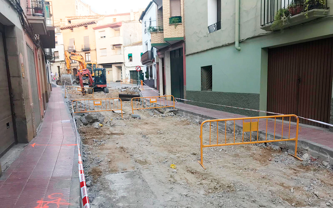 La vía, situada en el centro de la localidad, actualmente presentaba un mal estado de conservación.