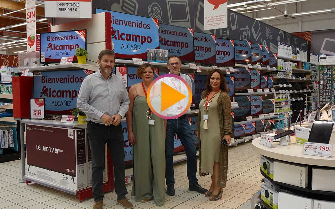 Ignacio Urquizu, Nati Gisbert, Silvia Romanos y José Ignacio Gimeno el lunes tras la reapertura como Alcampo. /A.M.