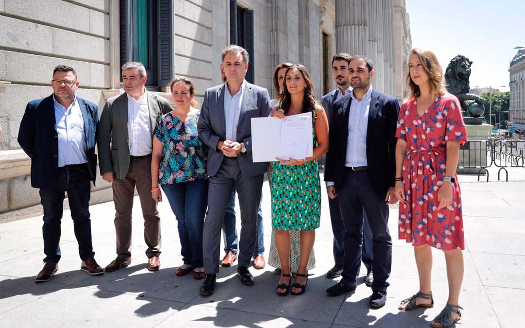 Representantes de Ciudadanos a la puerta del Congreso. Ciudadanos