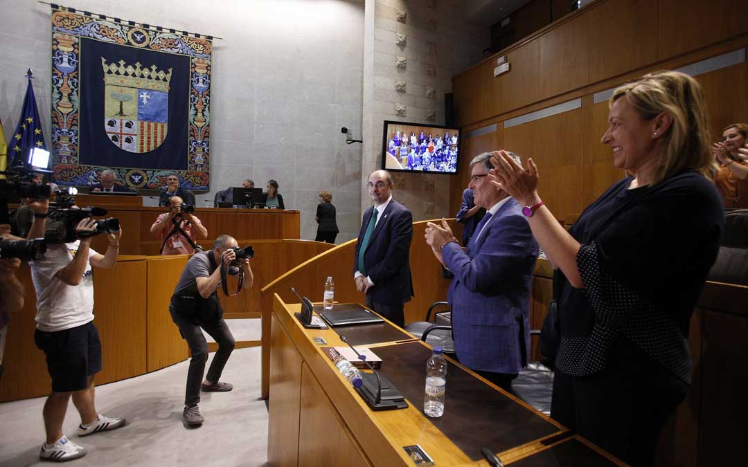 Los diputados aplauden a Lambán por su reelección como presidente. Foto: Cortes de Aragón