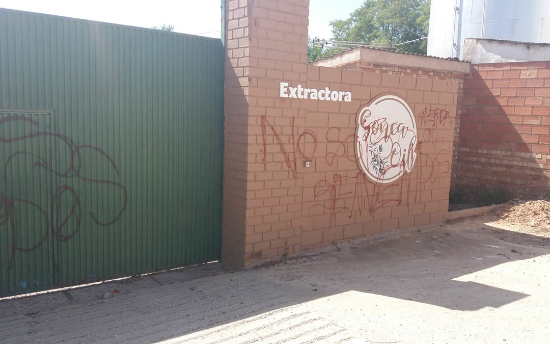 ‘No sois bienvenidos’ se lee en la extractora y también en la refinería. / Gonca Oil