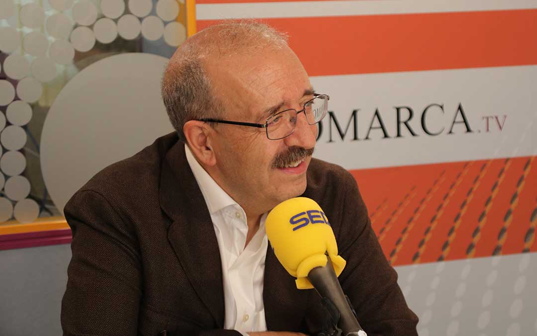 Manolo Rando, nuevo presidente de la DPT en el estudio de radio La Comarca./ Pablo Marqués