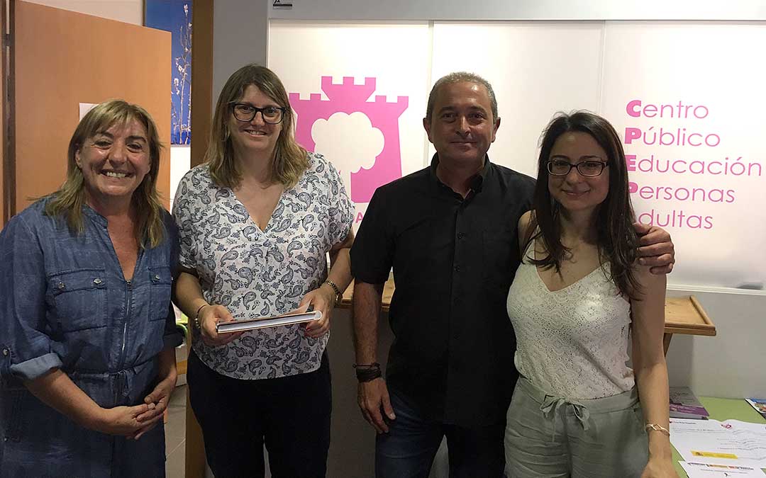 Susana Mene -segunda por la izda.- durante la visita al CPEPA Río Guadalope. /Ayto. Alcañiz