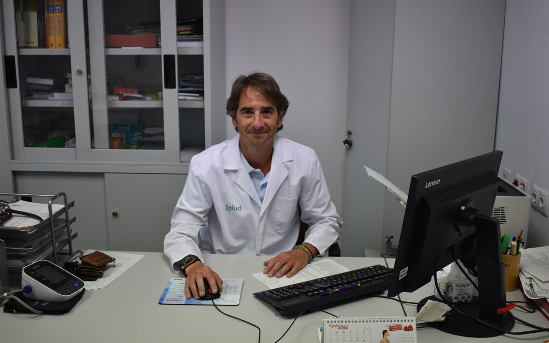Miguel Giu Campos, coordinador médico del Centro de Salud de Caspe, en su consulta. // Laura Quilez