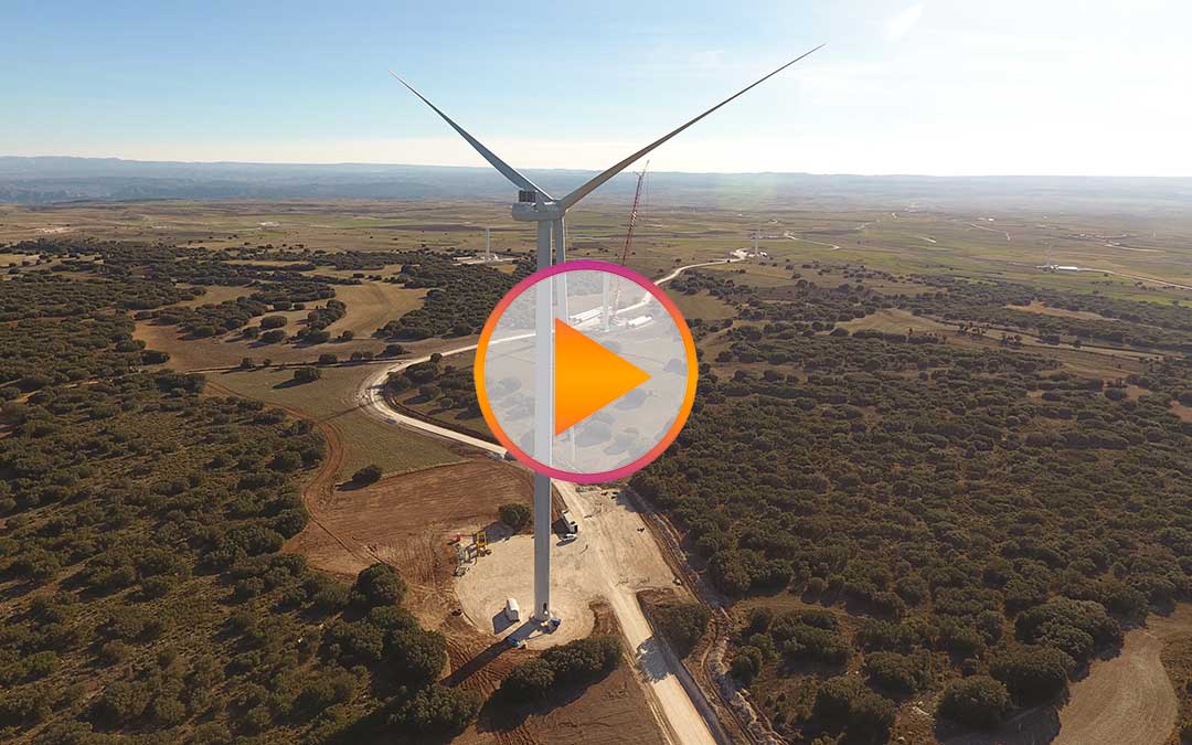 Molino de viento en el campo