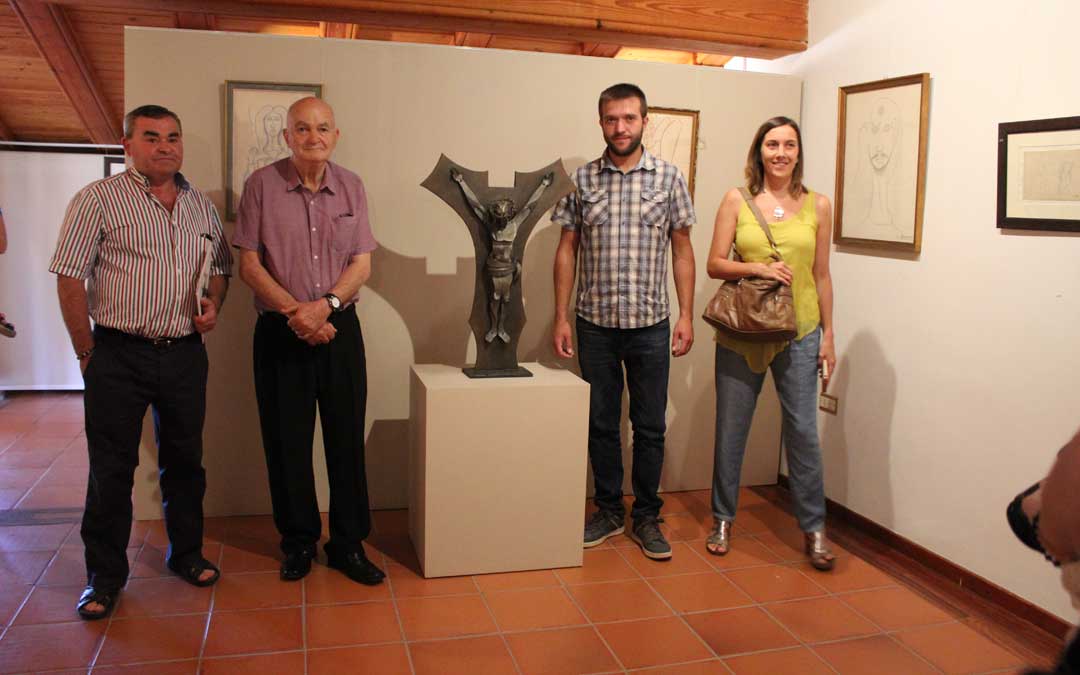 El alcalde de Molinos, Javier Mateo; Juan Francisco Vece, el presidente del Maestrazgo, Roberto Rabaza; y la técnico de Patrimonio Cultural de la Comarca, Sonia Sánchez, ante una de las piezas de Eleuterio Blasco Ferrer que conservaba Alejandro Vece. / B. Severino