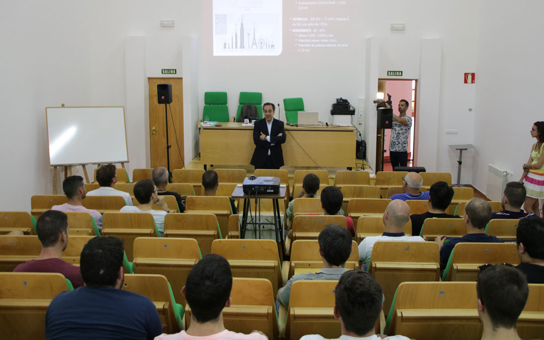 El director general de Endesa en Aragón, Ignacio Montaner, durante la presentación del curso de capacitación en renovables