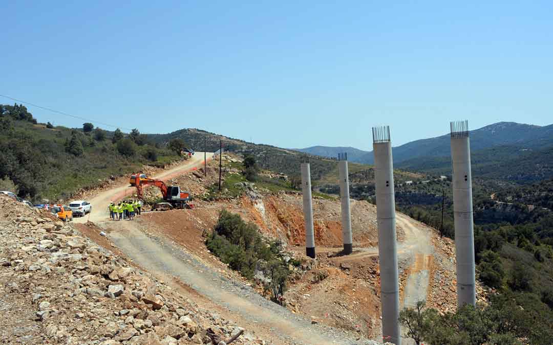 Los representantes del ayuntamiento de Morella, junto con la Subdelegada del Gobierno de Castellón y técnicos del proyecto han visitado las obras de la N-232 este martes. Foto: Ayto. Morella