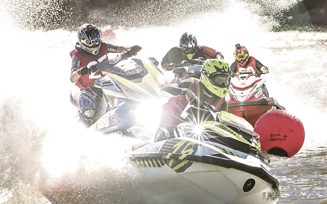 Participantes de una carrera de motos de agua luchando por posición