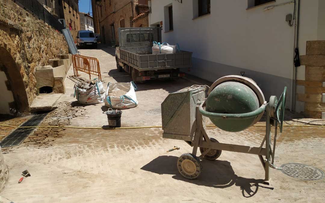Imagen de las obras de mejora en una de las calles de La Iglesuela del Cid