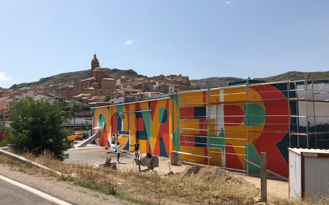 La pintura vista desde la carretera de entrada a Oliete. // Esther Icart