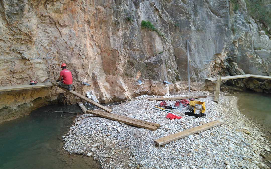 Uno de los operarios de la empresa Vía Libe durante la reparación de las pasarelas de Valloré
