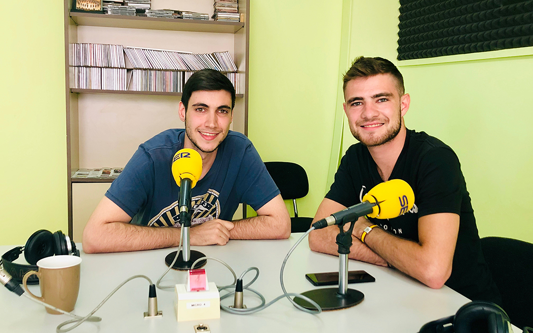 Dos miembros de la Peña Extorsión nos explican cómo será el torneo de tenis de mesa en Caspe.
