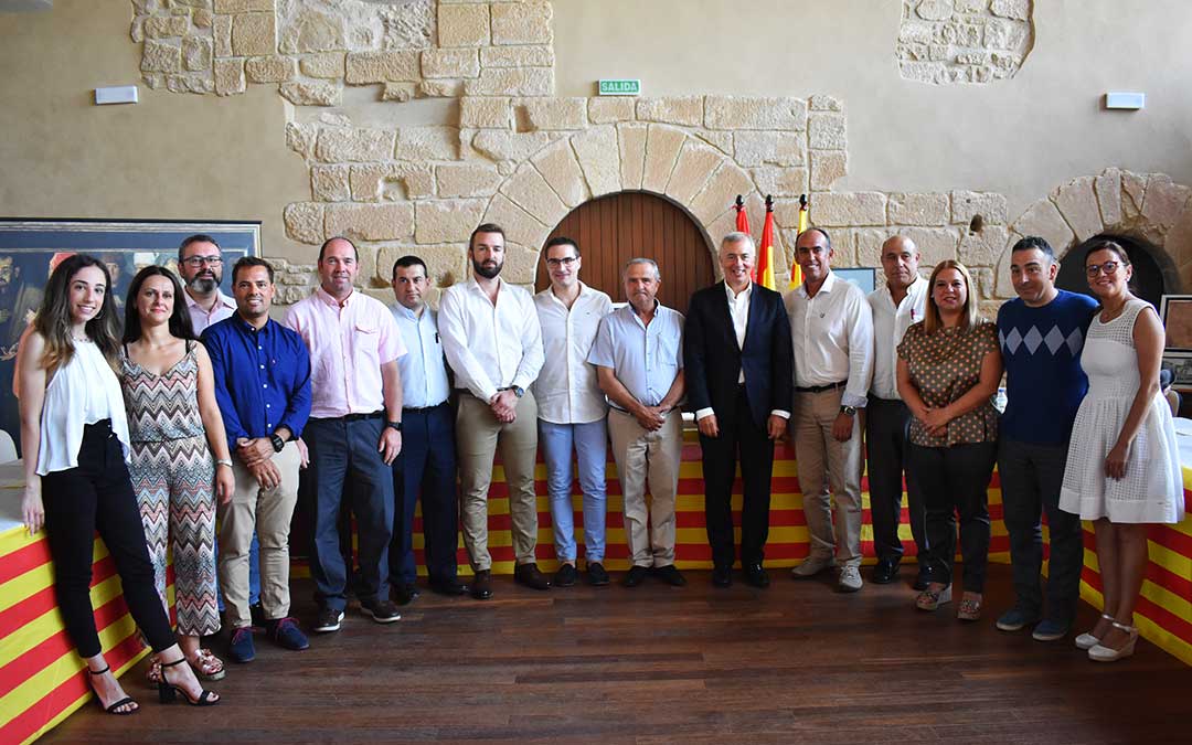 Consejeros de PP y Ciudadanos durante el acto de investidura, con Cristian Poblador y Joaquín Llop en el centro, acompañados por Javier Campoy.