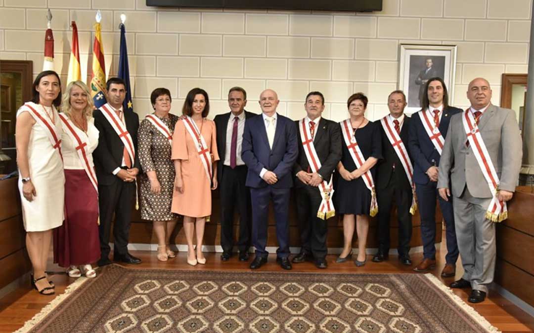 La alcaldesa de Caspe, cuarta por la derecha, este lunes con sus compañeros del PSOE en la DPZ