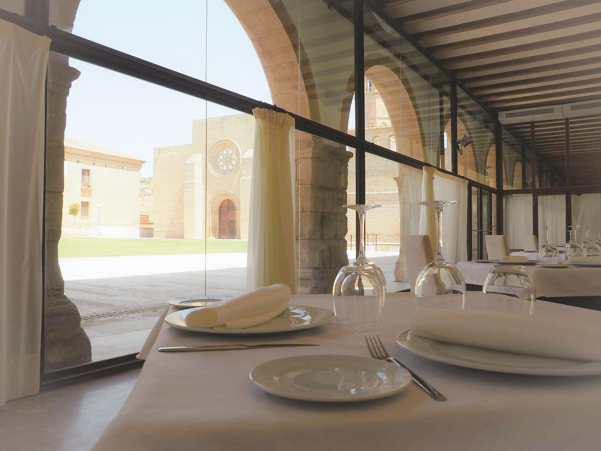 Mesa en el restaurante del Monasterio de Rueda.