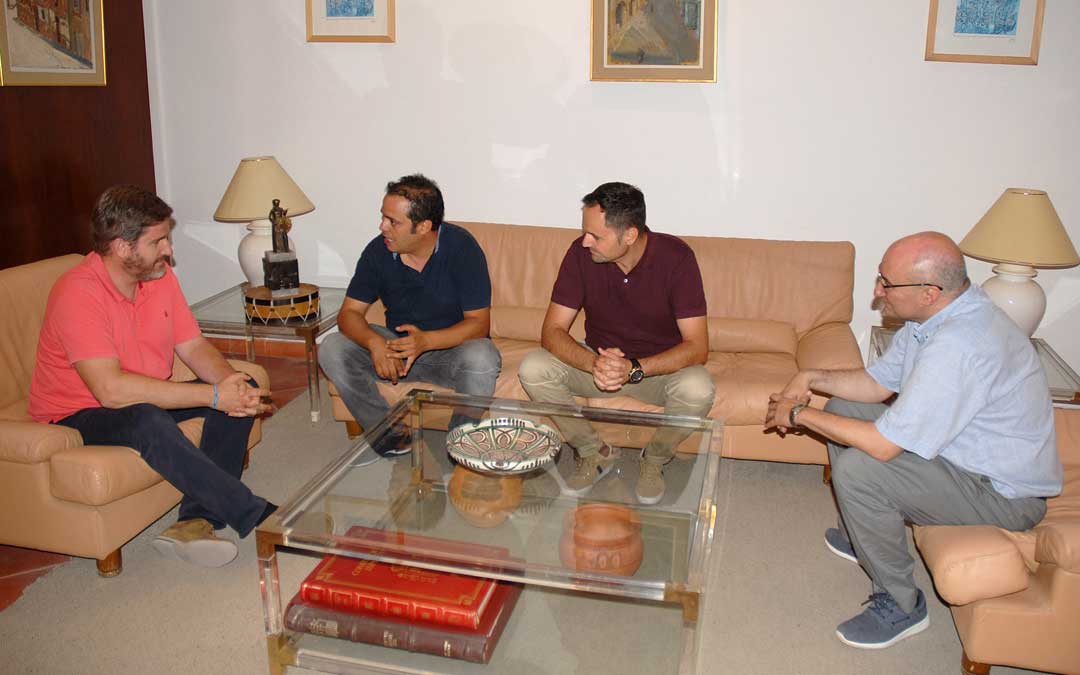 Reunión entre los alcaldes Urquizu y Amador junto a los tenientes alcalde, Ruiz y Baigorri