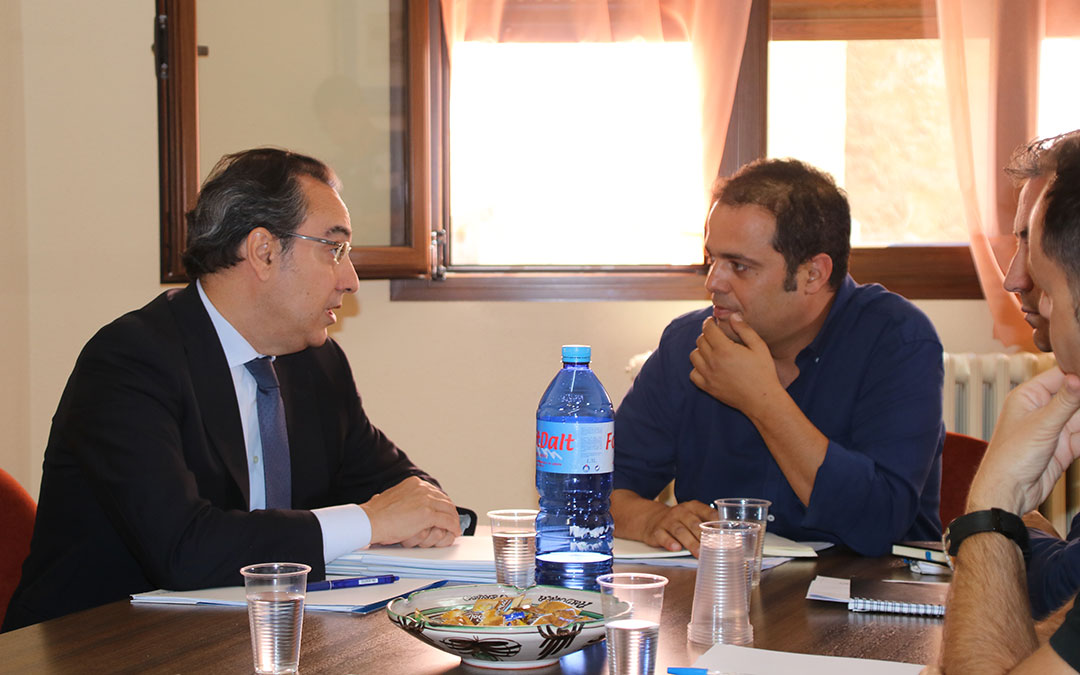 Ignacio Montaner (Endesa, izquierda) y el alcalde Antonio Amador, en la reunión que tuvo lugar en julio en Andorra | Adrián Monserrate