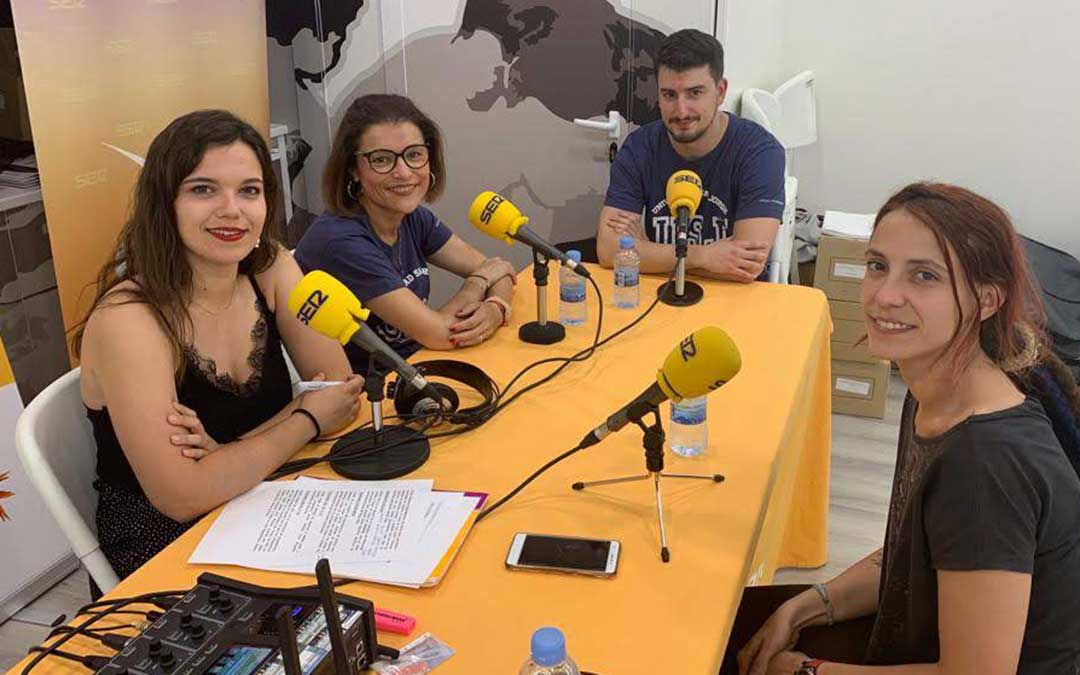 Profesores y alumnos del curso en primeros auxilios en el aula móvil.