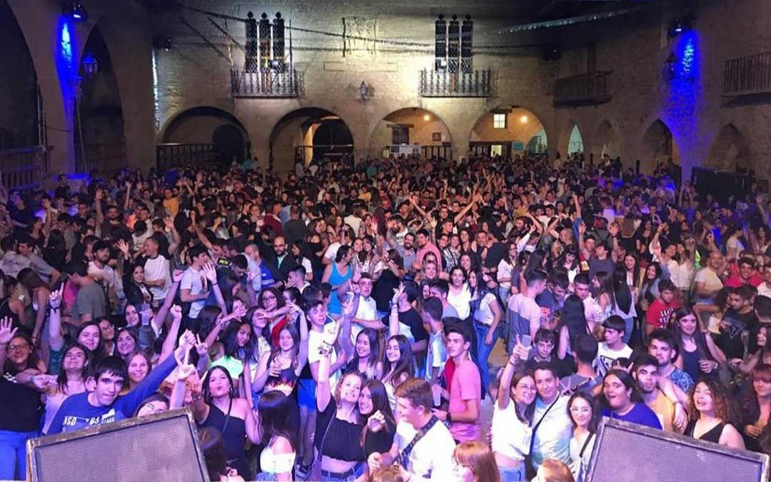 La plaza del Ayuntamiento de Cantavieja se llenó hasta la bandera el sábado por la noche.