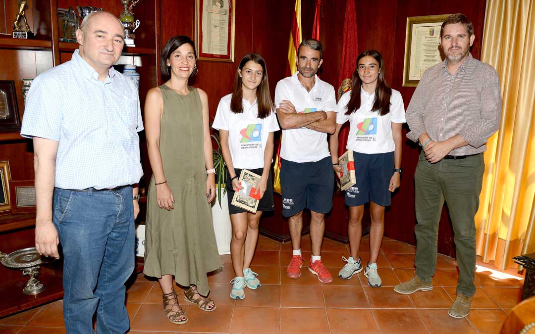 Las atletas del club Tragamillas de Alcañiz junto al equipo de gobierno