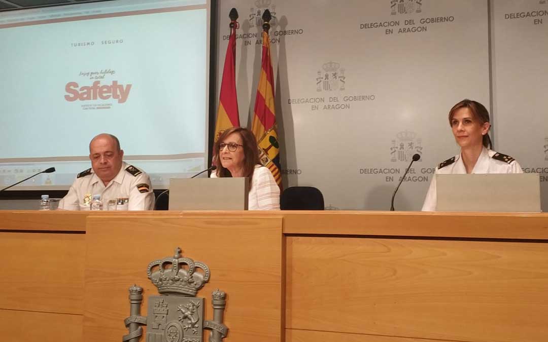 La delegada del Gobierno en Aragón, Carmen Sánchez, y el jefe superior de Policía en Aragón, Juan Carlos Hernández, y la inspectora de Participación Ciudadana, Beatriz Gambón, han presentado en rueda de prensa el “Plan Turismo Seguro”
