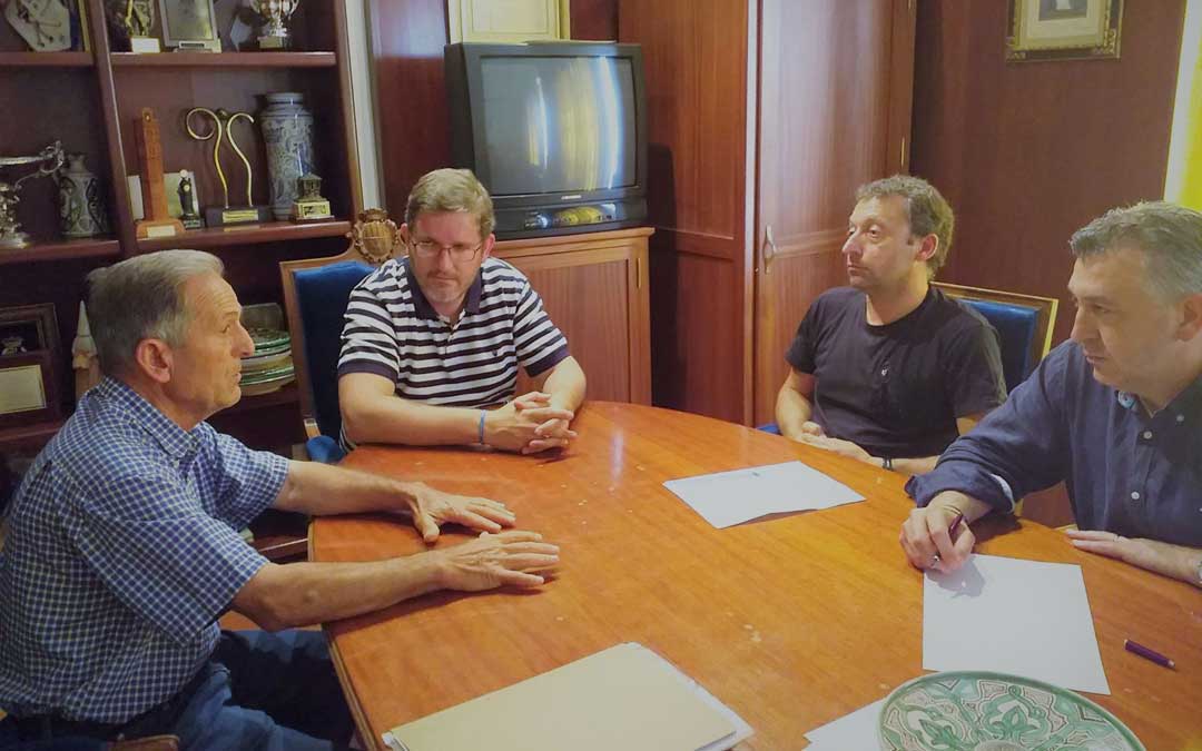 Los responsables local, Antonio Egea; y provincial de UAGA, David Andreu; junto a su abogado, Pablo Martínez; se han reunido este miércoles con el alcalde de Alcañiz, Ignacio Urquizu. Foto: UAGA