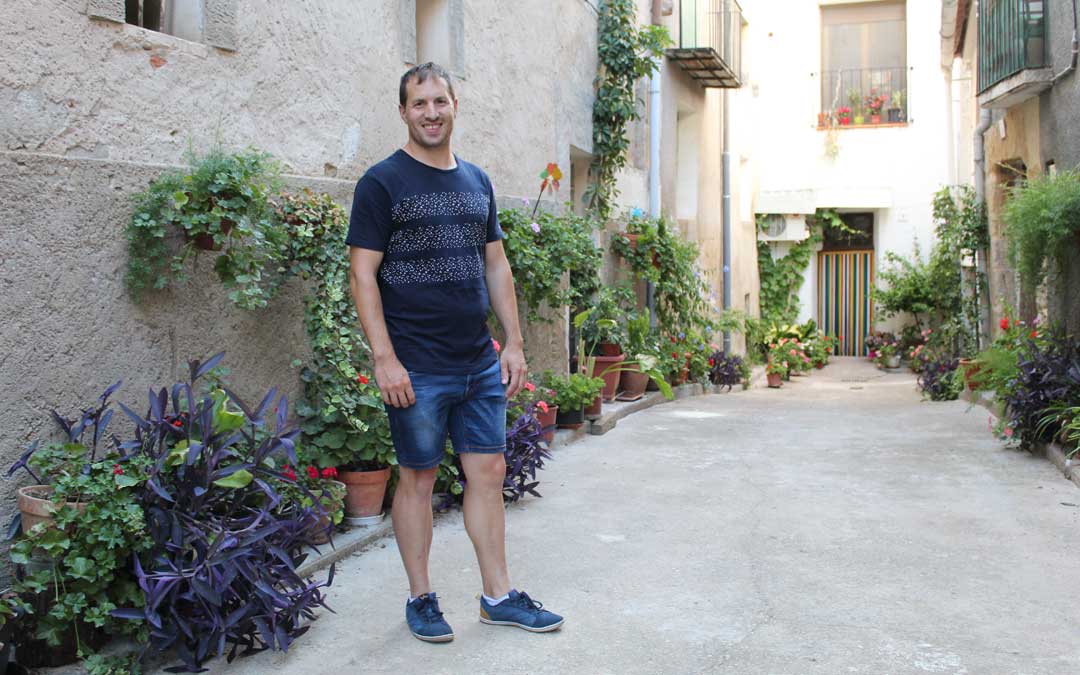 Ángel Antolín, en el cantón de la casa familiar, uno de los sitios más visitados de Valdealgorfa. / B. Severino