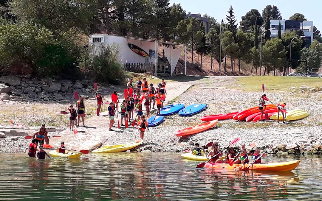 Muchas personas acudieron por la mañana a disfrutar de los deportes acuáticos.