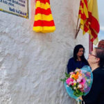 n La viuda de Joaquín Gracia recibió muestras de apoyo y cariño y le regalaron un ramo de flores.