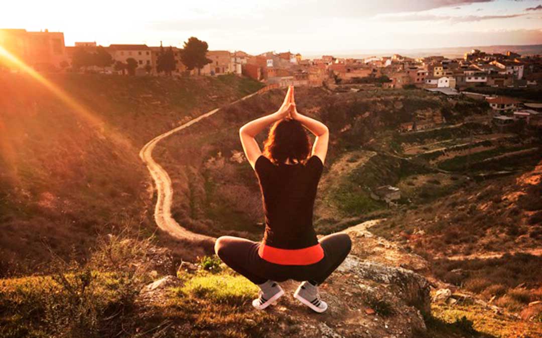 Ana Montes haciendo yoga en Caspe.