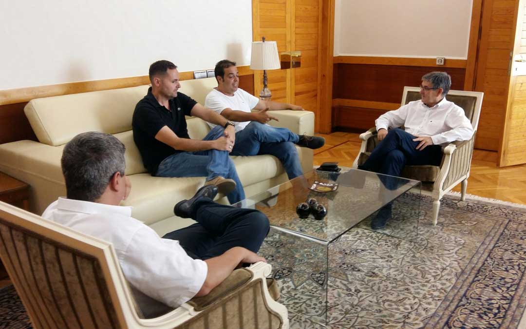 Reunión entre Sebastián Ruiz y Antonio Amador con Vicente Guillén y Julio Embid en el Gobierno de Aragón.