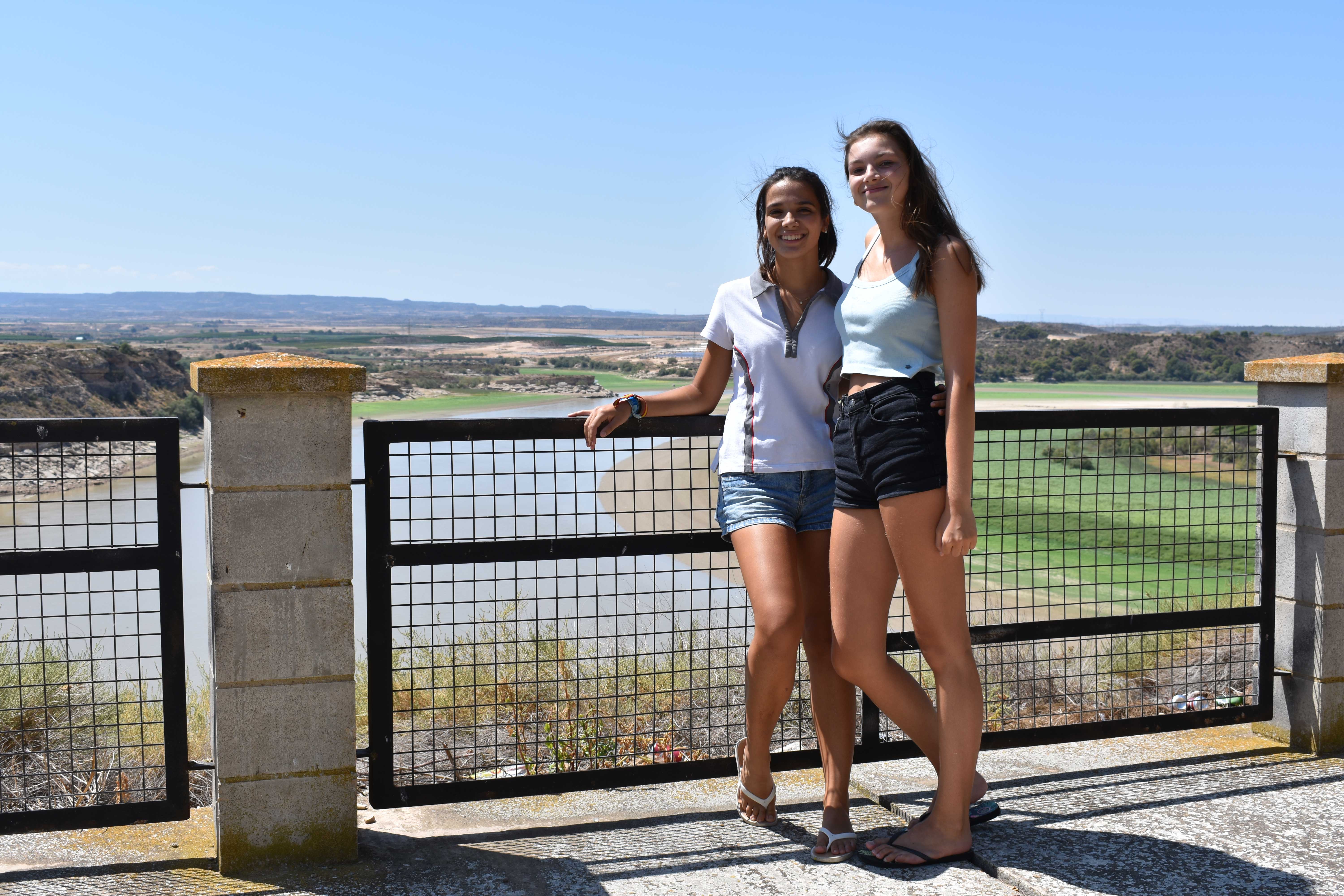 Maria Perdiguer y Julia Vicente ayer en el mirador del Ebro en Chiprana