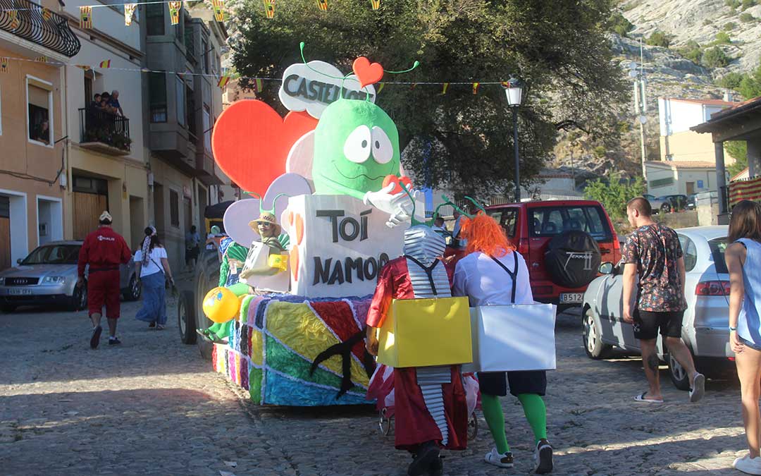 Desfile carrozas en Castellote