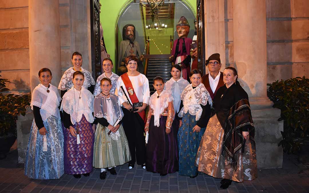 Caspolinos y Caspolinas Mayores e Infantiles junto a la Alcaldesa de Caspe, Pilar Mustieles.