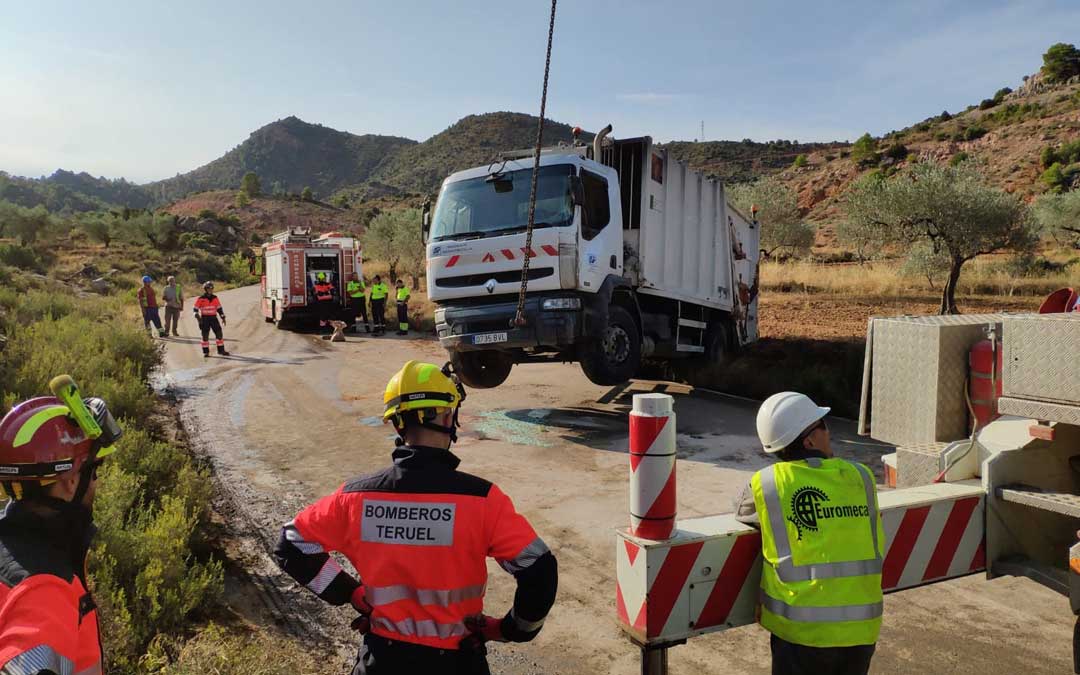 Los bomberos de la DPT despejando la pista para restaurar el tráfico por la vía. // DPT