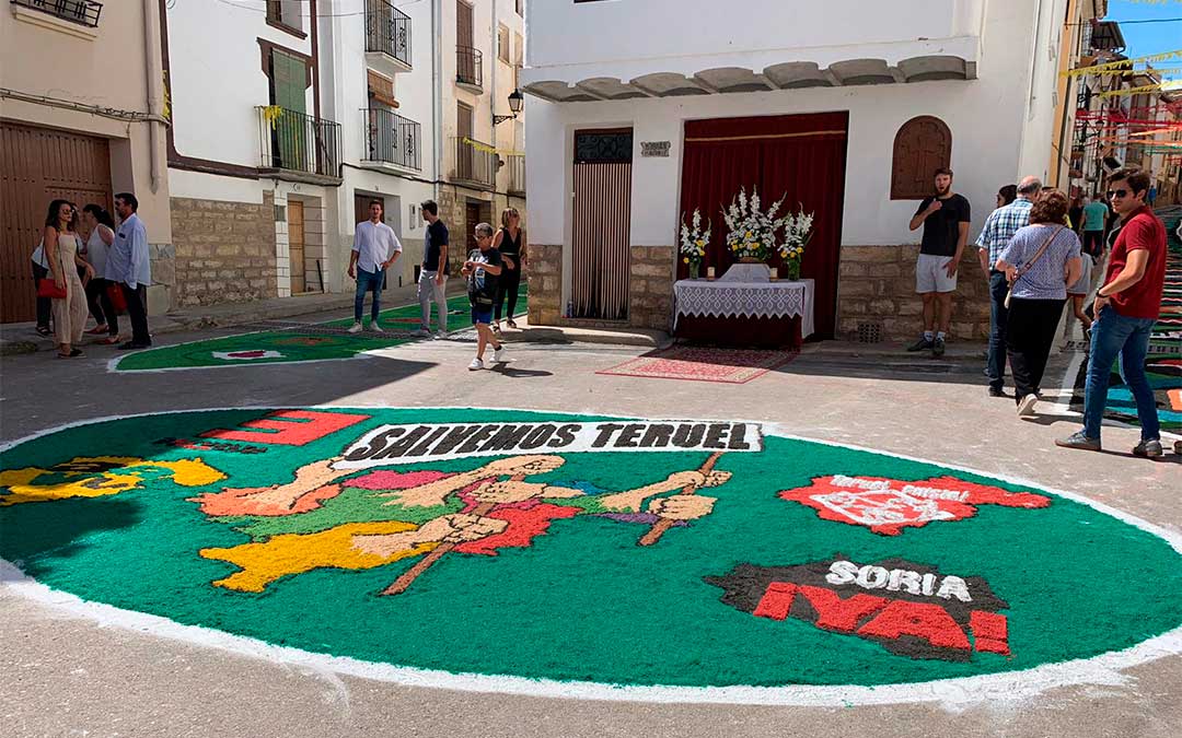 Alfombra con la imagen de Teruel Existe y Soria Ya, entre otros colectivos./ Eduard Peralta.