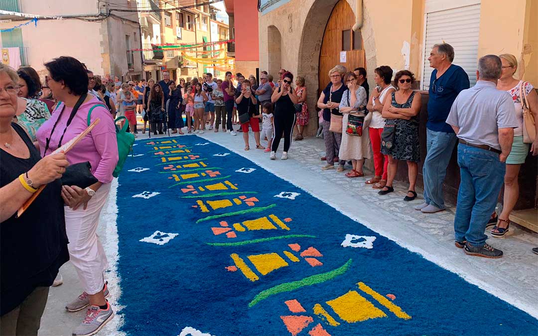 La procesión del Santísimo Misterio a su paso por la alfombra./ Eduard Peralta.