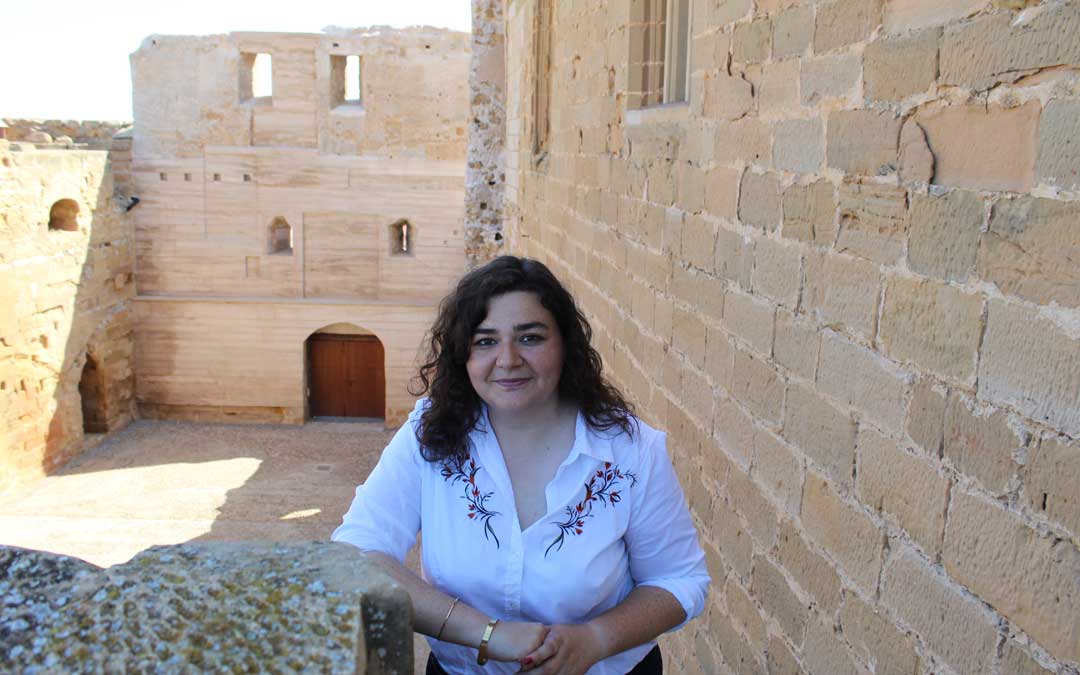 Arnas, en el Castillo con el muro recuperado al fondo. Trabajará en un ambicioso plan de turismo y patrimonial. / B. Severino
