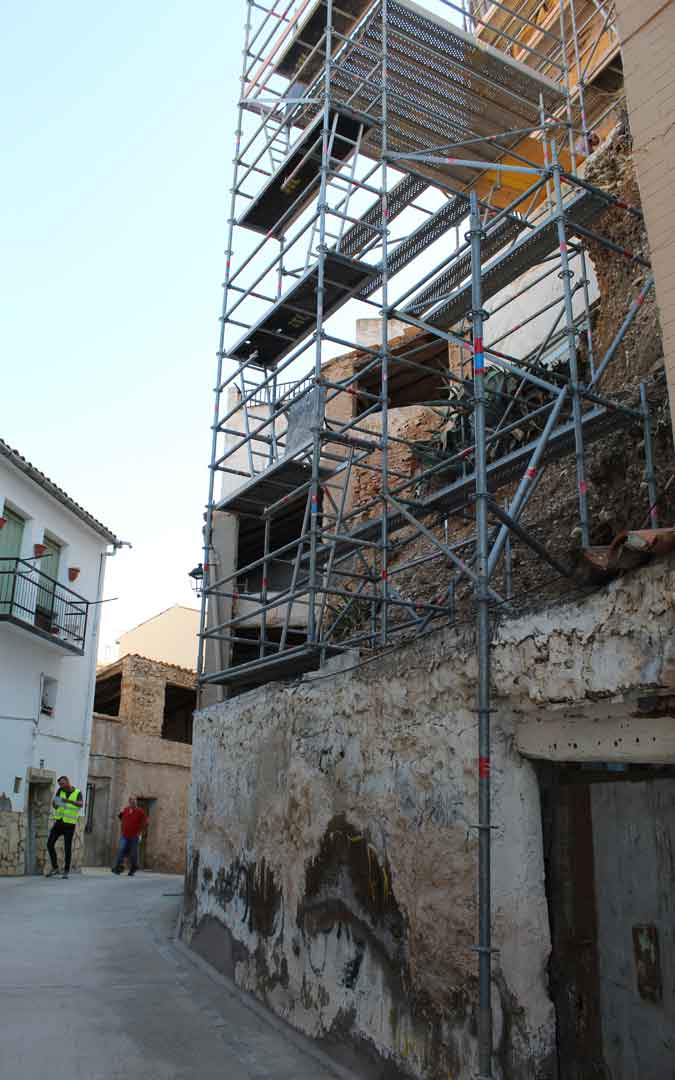 Andamiaje colocado en el muro exterior desde la calle Castillo. / B. Severino