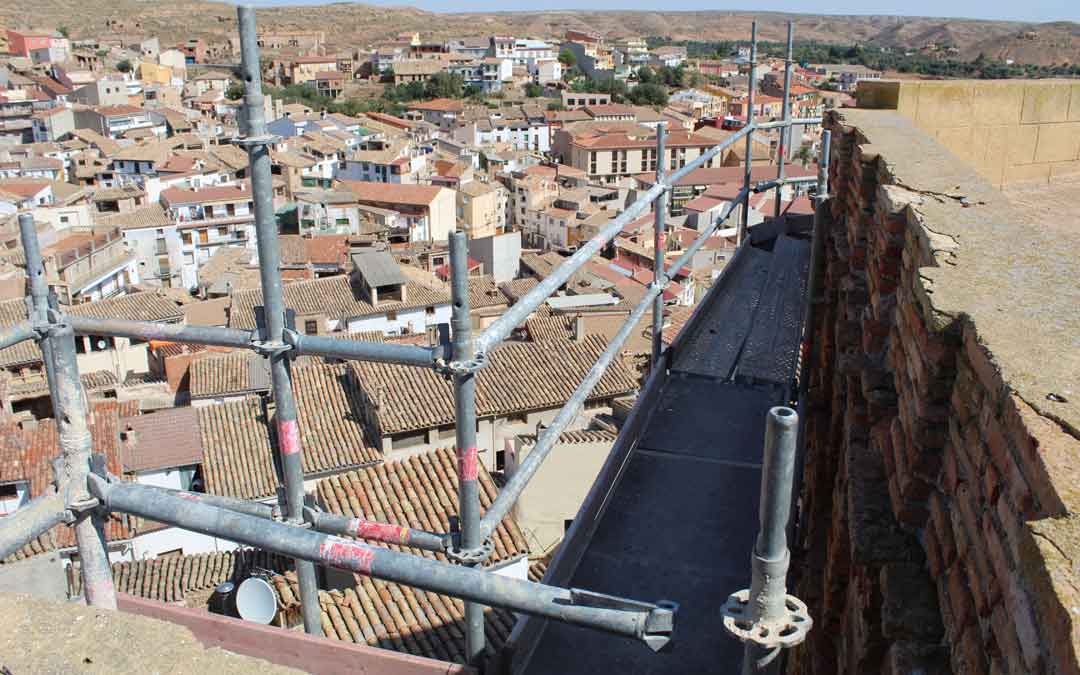 Lo más alto del andamio donde se puede apreciar el mal estado de la cornisa de la terraza superior del castillo de Albalate. / B. Severino