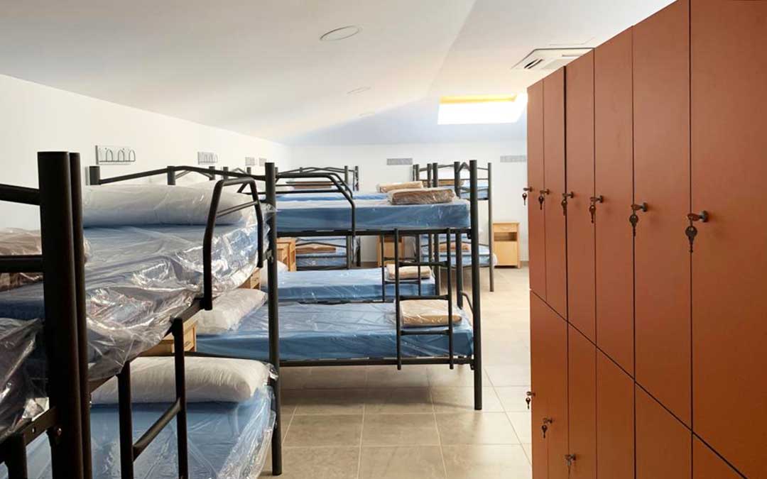 Imagen de una de las nuevas habitaciones del albergue, con taquillas.