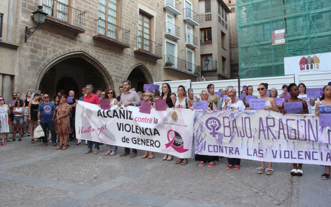 Imagen de archivo. Concentración en Alcañiz en repulsa del asesinato de Ismael y el intento de asesinato de su madre en Andorra. / L. Castel