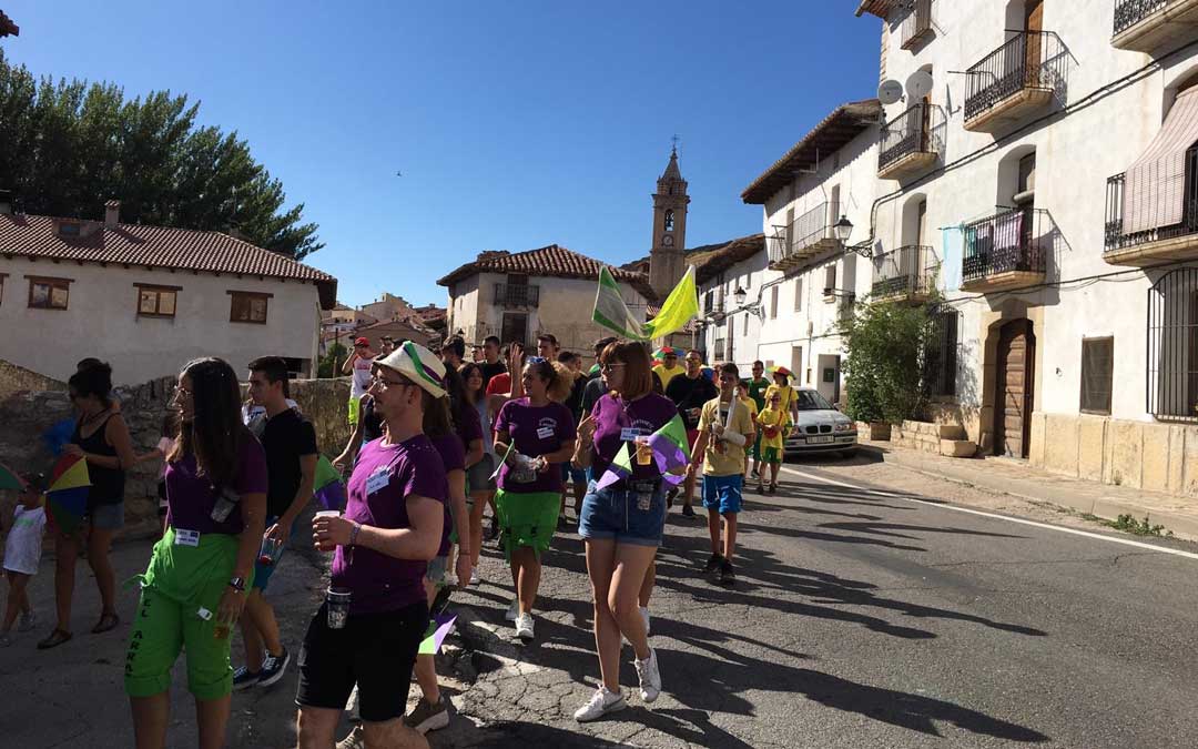 Ambiente en las calles de Fortanete durante la celebración de sus Fiestas de la Juventud. // Javier Julve