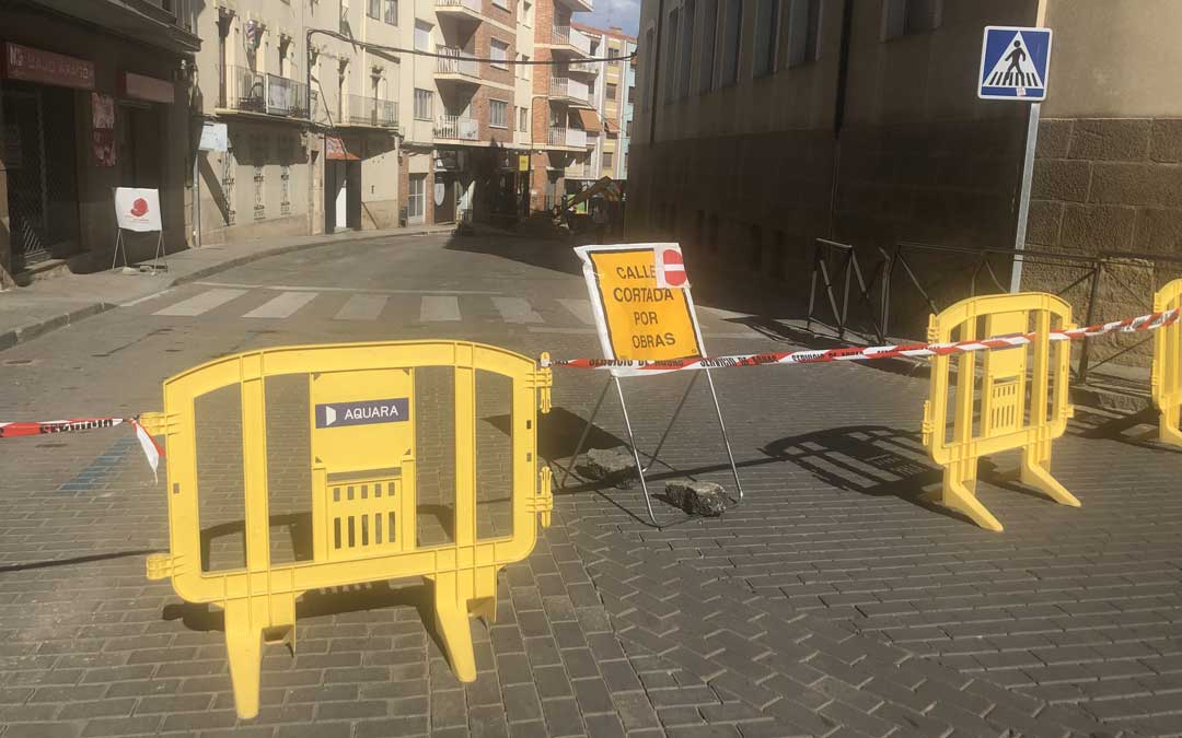 El tráfico permanece cortado entre los números 1 y 7 de Galán Bergua pero Aquara está trabajando para reabrir este tramo de la vía lo antes posible