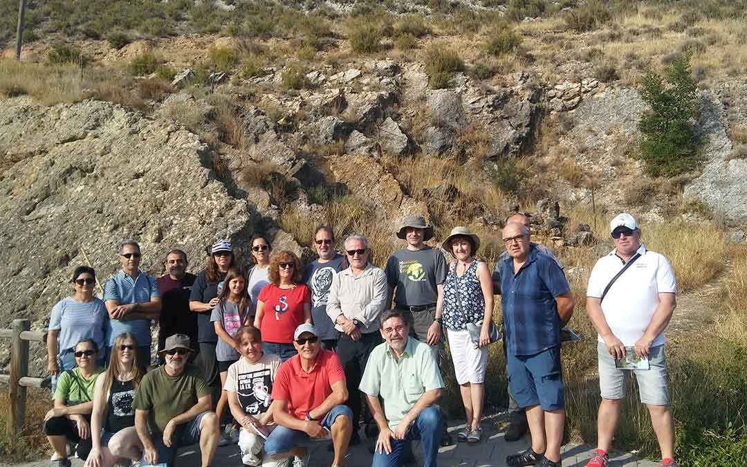 Algunos de los asistentes a la visita del yacimiento con huellas de dinosaurio de Ariño en la mañana del jueves./ Rosa Casas