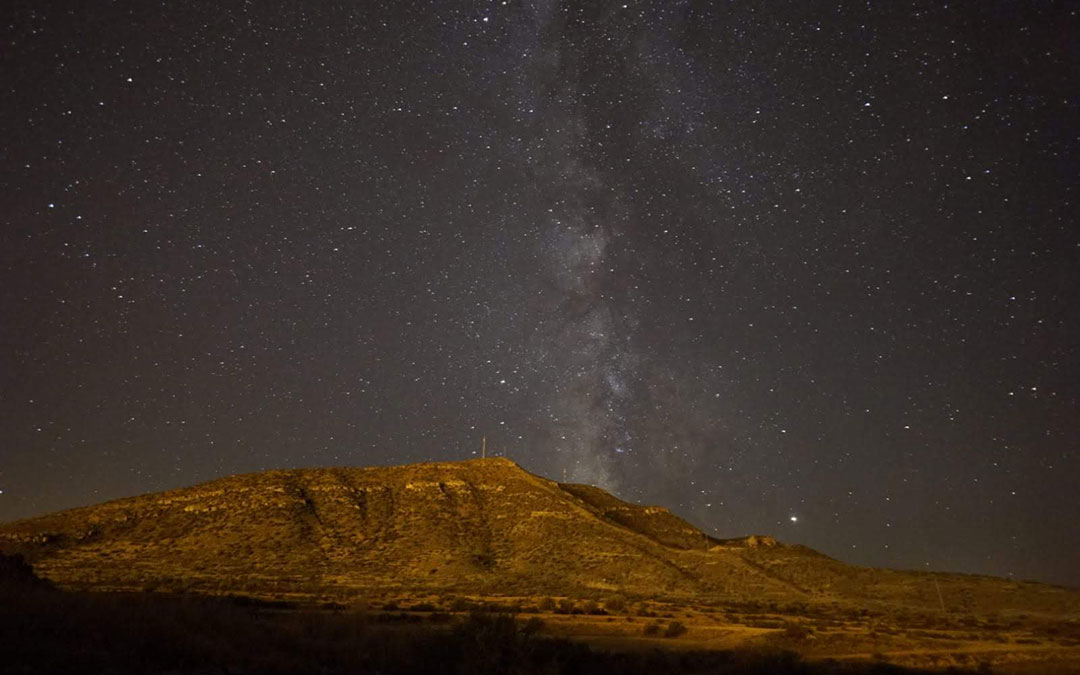 La actividad incluye una clase de fotografía nocturna para conseguir imágenes como esta del cielo de Ariño./ Juan Carlos Peguero