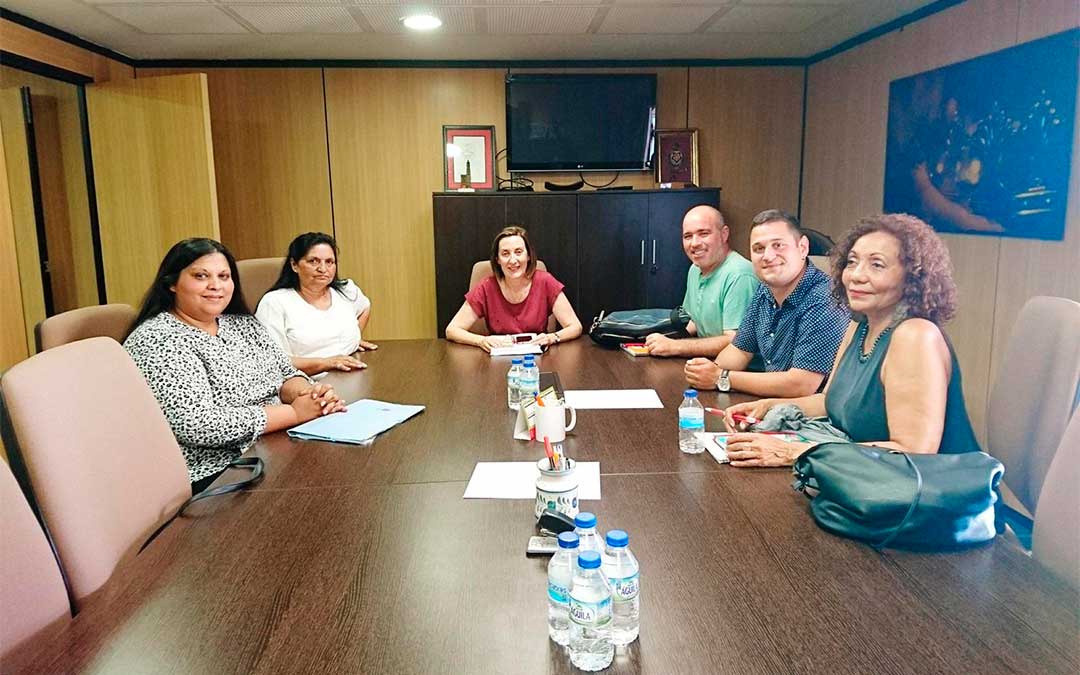 Representantes de FAGA junto a miembros de la corporación municipal.